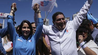 La candidata presidencial Luisa González y su compañero de fórmula Andrés Arauz saludan a sus simpatizantes luego de registrar sus candidaturas para las próximas elecciones anticipadas en Quito, Ecuador, el martes 13 de junio de 2023. (AP Foto/Dolores Ochoa)
