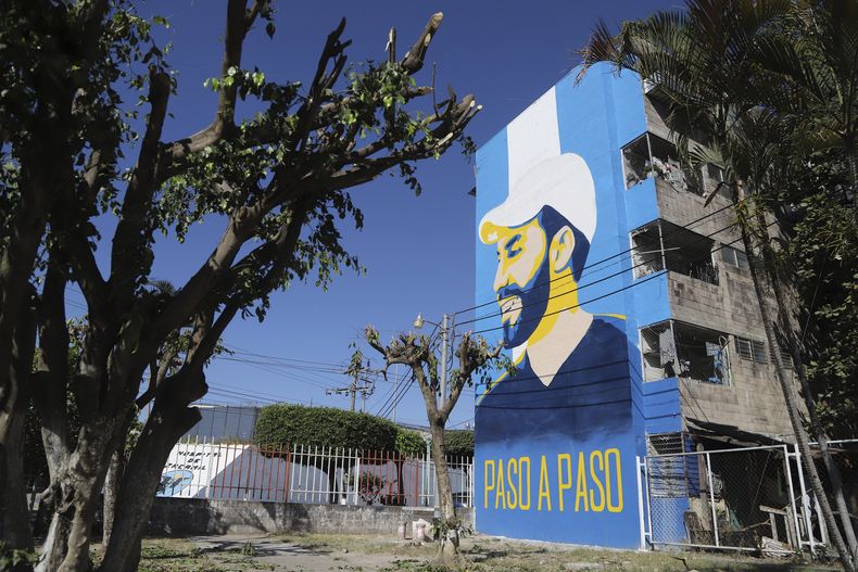 Un mural que promueve al presidente Nayib Bukele, quien se postula para la reelección, se exhibe en la fachada de un condominio en el suburbio de Mejicanos de San Salvador, El Salvador, el miércoles 24 de enero de 2024. El Salvador celebrará elecciones generales el 4 de febrero. (AP Foto/Salvador Meléndez)