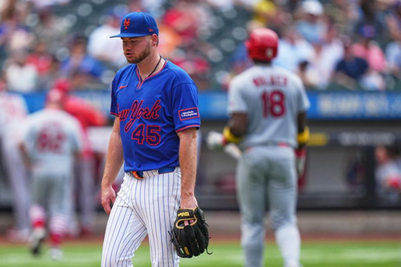 Christian Scott, lanzador de los Mets de Nueva York, reacciona tras salir durante la quinta entrada del juego de béisbol de Grandes Ligas contra los Cardenales de San Luis, el jueves 11 de junio de 2026, en Nueva York. (AP Foto/Frank Franklin II)