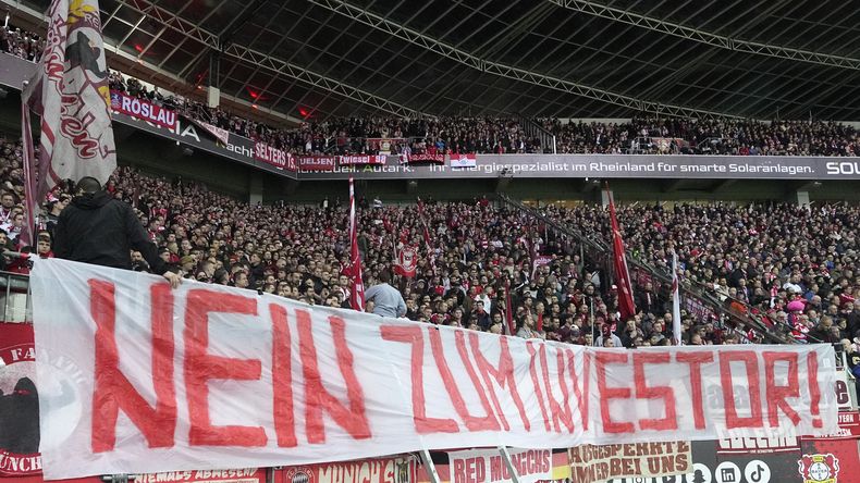 Los hinchas protestan con una pancarta con la frase No a los inversionistas durante el partido de la Bundesliga entre Bayer Leverkusen y Bayern Munich, el sábado 10 de febrero de 2024, en Leverkusen, Alemania. (AP Foto/Martin Meissner)