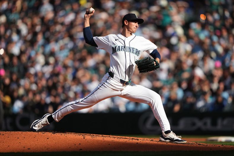 El abridor de los Marineros de Seattle George Kirby lanza en la segunda entrada ante los Rangers de Texas el sábado 18 de abril del 2026. (AP Foto/Lindsey Wasson)