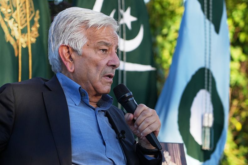 El ministro paquistaní de Defensa, Khawaja Muhammad Asif, habla con la prensa en la embajada de Pakistán en Roma, Italia, el 29 de septiembre de 2026. (AP Foto/Andrea Rosa)