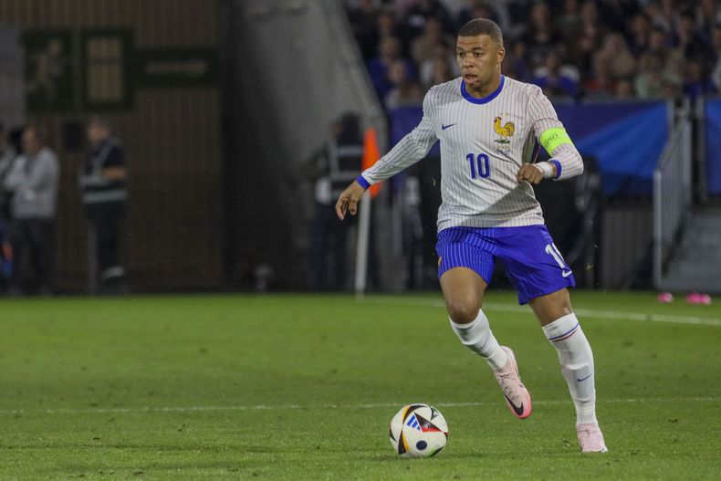 El francés Kylian Mbappé controla el balón durante el partido amistoso entre Francia y Canadá en el estadio Matmut Atlantique en Burdeos, al suroeste de Francia, el domingo 9 de junio de 2024. (AP Foto/Yohan Bonnet)
