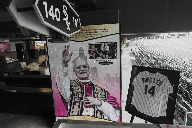 ARCHIVO - Los Medias Blancas de Chicago conmemoran el fanatismo del Papa León XIV con una instalación gráfica en el estadio Rate Field en Chicago, el lunes 19 de mayo de 2025. (Foto AP/Nam Y. Huh, Archivo)
