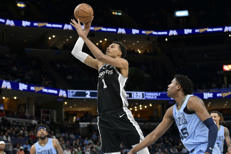 ARCHIVO -- Victor Wembanyama (1), de los Spurs de San Antonio, dispara ante la mirada de GG Jackson (45), de los Grizzlies de Memphis, en la primera mitad del juego, el martes 9 de abril de 2024, en Memphis, Tennessee. (AP Foto/Brandon Dill)