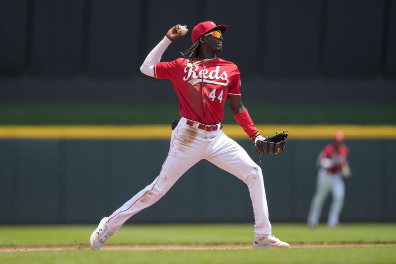 El torpedero Elly De La Cruz de los Rojos de Cincinnati durante un juego contra los Dodgers de Los Ángeles, el jueves 8 de junio de 2023, en Cincinnati. (AP Foto/Jeff Dean)