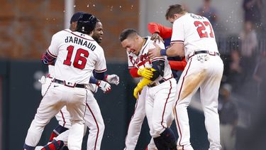 Contreras define con jonrón; Bravos superan a Filis
