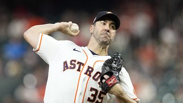 Astros se quedan cerca del sin hit; vapulean a Filis