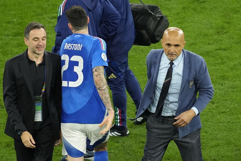 El técnico italiano Luciano Spalletti, abandona la cancha tras abrazar a Alessandro Batoni al final de un partido ante Albania en la Eurocopa, el sábado 15 de junio de 2024 (AP Foto/Andreea Alexandru)