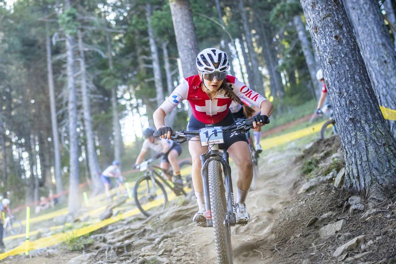 ARCHIVO - Foto del 30 de agosto del 2024, la suiza Muriel Furrer en acción en la competencia de Cross Country Junior Femenina del Campeonato Mundial de Ciclismo de Montaña. El viernes 27 de septiembre del 2024, Furrer falleció tras un choque el jueves en una prueba de ruta. (Maxime Schmid/Keystone via AP, File)