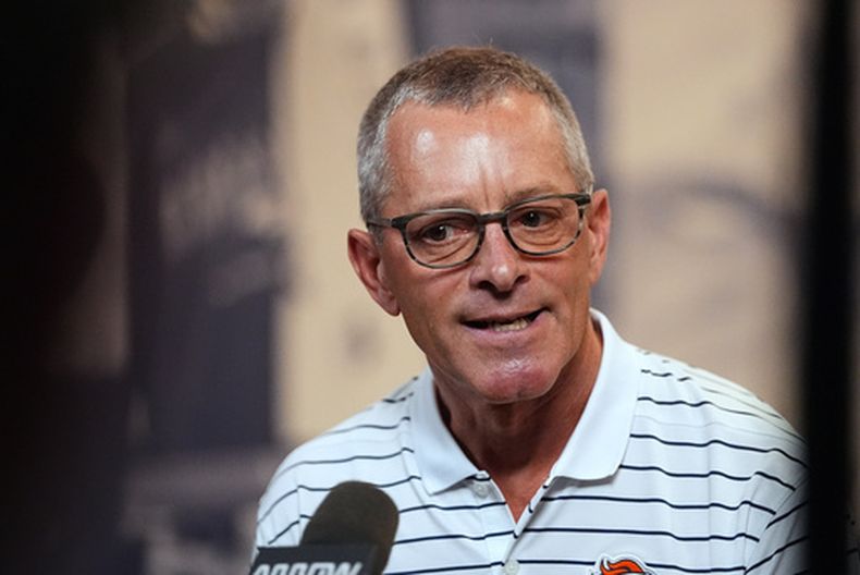 El copropietario y director ejecutivo de los Broncos de Denver, Greg Penner, habla con los reporteros en el campamento de entrenamiento de fútbol americano del equipo en Centennial, Colorado, el martes 11 de agosto de 2026. (Foto AP/David Zalubowski)