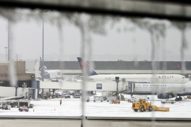 Una tormenta de cancelaciones ha sido el resultado del mal tiempo que afecta al norte del País. Cientos de pasajeros de los aeropuertos del sur de la Florida se han quedado varados a causa de los retrasos y cancelaciones de los vuelos.