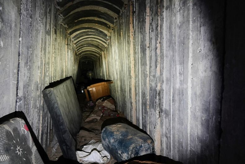 Colchones y una silla de plástico yacen en el piso dentro de un túnel en Rafah, Franja de Gaza, el lunes 8 de diciembre de 2025. (AP Foto/Sam Mednick)