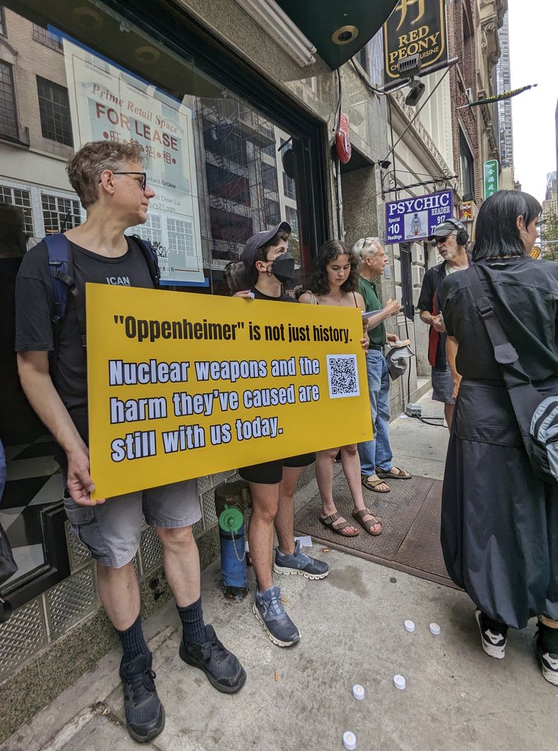 Activistas sostienen un cartel mientras se manifiestan en la ciudad de Nueva York el 15 de julio de 2023. Activistas se reunieron para llamar la atención hacia los residentes de Nuevo México que estuvieron expuestos a la radiación durante la prueba atómica Trinity realizada en 1945 como parte del Proyecto Manhattan. El mitin procedió a una proyección y un panel de discusión sobre la nueva película Oppenheimer. (Andrew Facini vía AP)