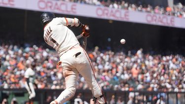 Luis Arráez, de los Gigangtes de San Francisco, batea un sencillo productor de carrera durante la séptima entrada del juego de béisbol de Grandes Ligas contra los Cerveceros de Milwaukee, el miércoles 29 de julio de 2026, en San Francisco. (AP Foto/Jeff Chiu)