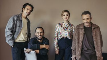 Sebastian Stan, de izquierda a derecha, el director Ali Abbasi, Maria Bakalova y Jeremy Strong posan para un retrato para promocionar la película The Apprentice el martes 8 de octubre de 2024 en Nueva York. (Foto Victoria Will/Invision/AP)