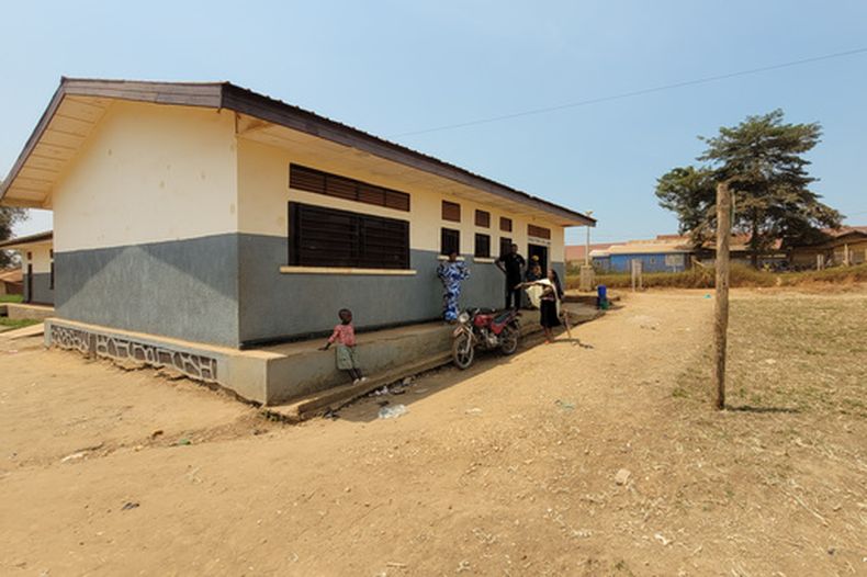 Vista de una escuela en la provincia de Ituri, la localidad más afectada por el ébola en el Congo, el 27 de agosto de 2026. (AP Foto/Constant Same Bagalwa)