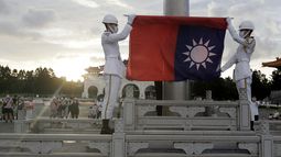 ARCHIVO - Dos soldados doblan la bandera nacional durante la ceremonia diaria de izado de bandera en la plaza Liberty en Taipéi, Taiwán, el 30 de julio de 2022. Taiwán dijo el lunes que seis globos chinos pasaron o bien sobre su isla o por el espacio aéreo justo al norte, y también se detectaron aviones y barcos militares chinos en la zona. (AP Foto/Chiang Ying-ying, Archivo)