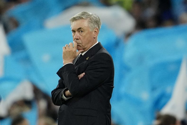 En foto del miércoles 17 de may del 2023, el técnico del Real Madrid Carlo Ancelotti parado en la banda durante los minutos finales del encuentro de vuelta de las semifinales de la Liga de Campeones ante el Manchester City. El sábado 20 de mayo del 2023, Ancelotti dice que cumplirá su contrato con el Real Madrid. (AP Foto/Jon Super)
