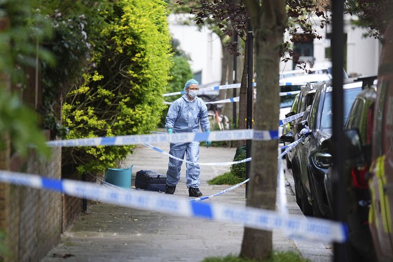 Un perímetro policial se ve en Kentish Town, cerca de la antigua casa del primer ministro británico, Keir Starmer, en el norte de Londres, el lunes 12 de mayo de 2025. (James Manning/PA via AP)