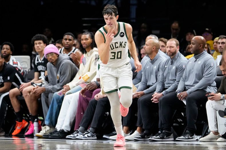 Cormac Ryan, base de los Bucks de Milwaukee, festeja tras anotar un triple frente a los Nets de Brooklyn, el martes 7 de abril de 2026 (AP Foto/Yuki Iwamura)