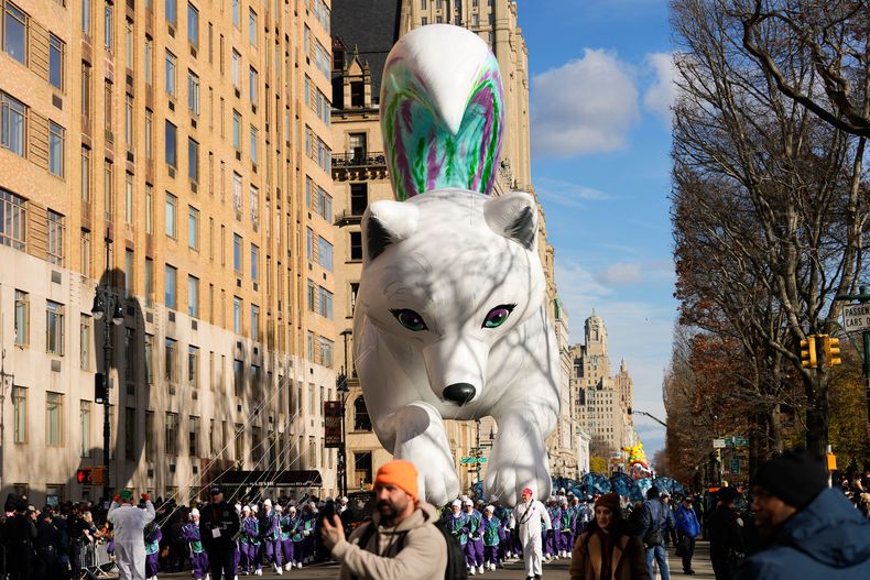 Manipuladores guían el globo Noorah por Central Park West durante el Desfile del Día de Acción de Gracias de Macys, el jueves 27 de noviembre de 2025, en Nueva York. (Foto AP/Frank Franklin)
