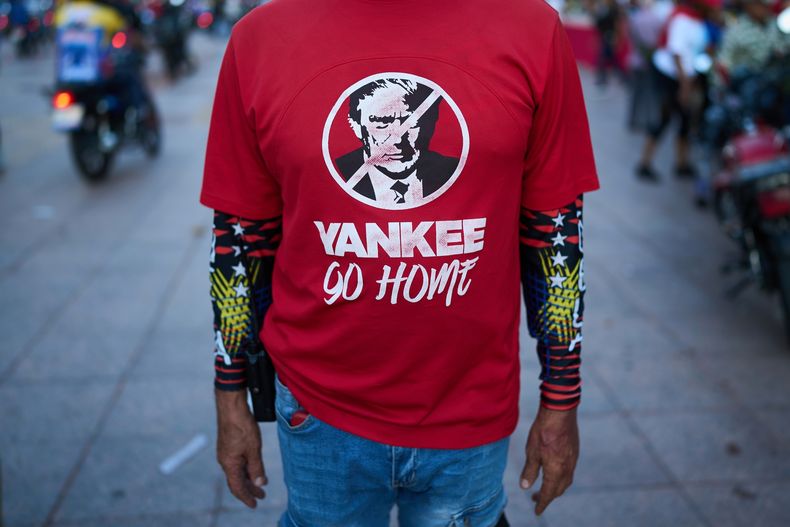 Un hombre viste una camiseta con una imagen del presidente de Estados Unidos, Donald Trump, durante una manifestación organizada por el gobierno contra la intervención extranjera, en Caracas, Venezuela, el 30 de octubre de 2025. (AP Foto/Ariana Cubillos)