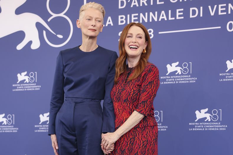 Tilda Swinton, izquierda, y Julianne Moore posan en la sesión fotográfica de la película The Room Next Door durante la 81ª edición del Festival de Cine de Venecia en Venecia, Italia, el lunes 2 de septiembre de 2024. (Foto Vianney Le Caer/Invision/AP)