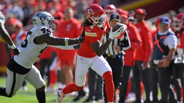 El wide receiver Rashee Rice (4) de los Chiefs de Kansas City es sacado del campo por el linebacker Devin White (45) de los Raiders de Las Vegas durante la primera mitad de un partido de fútbol americano de la NFL, el domingo 19 de octubre de 2025, en Kansas City, Misuri. (AP Photo/Reed Hoffmann)