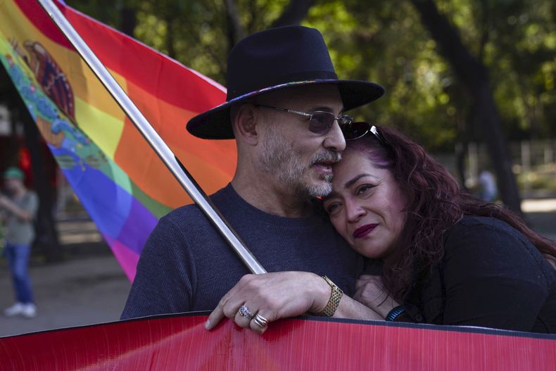Adolfo Voorduin, izquierda, y Nancy Martínez se abrazan durante un mitin de miembros de la comunidad LGBTQ+ para protestar por el asesinato de la activista Samantha Gomes Fonseca, el lunes 15 de enero de 2024, en la Ciudad de México. Gomes Fonseca fue asesinada el domingo 14 en esa ciudad. (AP Foto/Marco Ugarte)