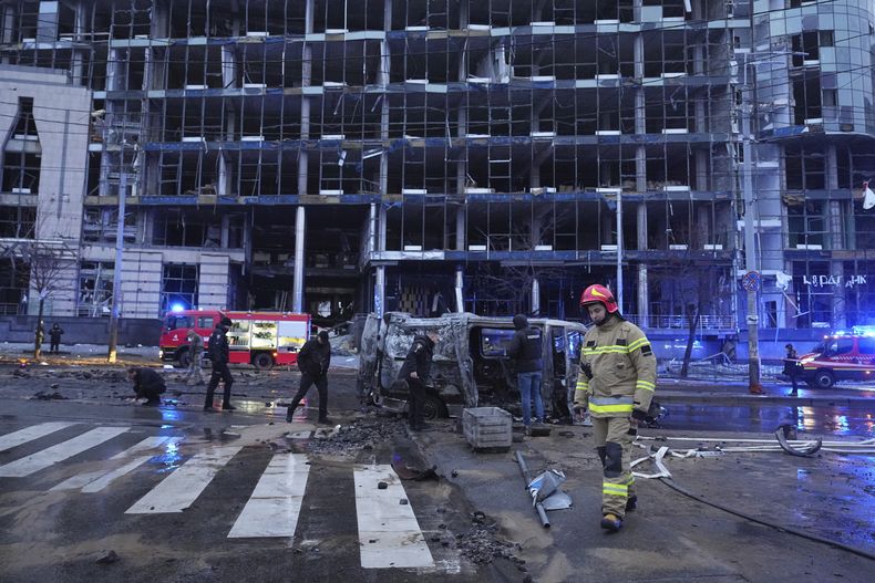 Equipos de emergencias trabajan en el escenario de un ataque con misiles rusos, en Kiev, Ucrania, el 18 de enero de 2025. (AP Foto/Efrem Lukatsky)