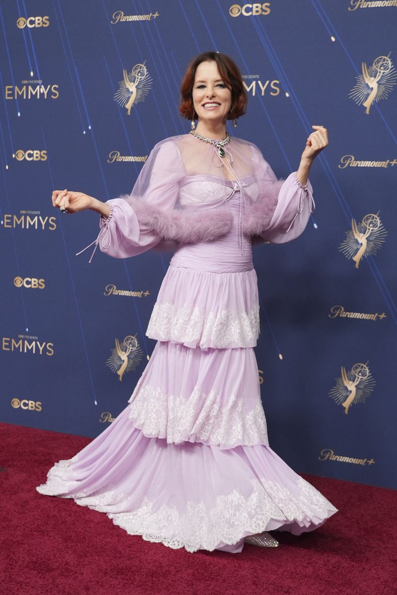 Parker Posey llega a la 77.ª edición de los Premios Emmy el domingo 14 de septiembre de 2025 en el Teatro Peacock de Los Ángeles. (Foto AP/Jae C. Hong)
