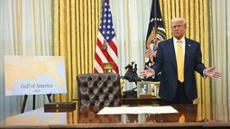 El presidente estadounidense Donald Trump habla durante una ceremonia en la Casa Blanca, el viernes 21 de febrero de 2025 (Pool via AP)