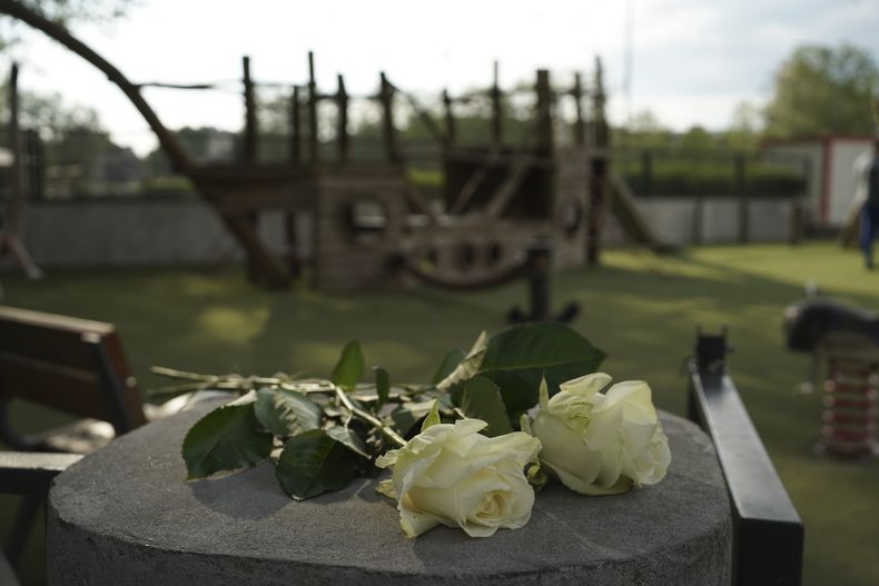 Varias rosas, en un parque donde se registró un ataque con un arma blanca, el 8 de junio de 2023 en Annecy, en los Alpes franceses. (AP Foto/Laurent Cipriani)