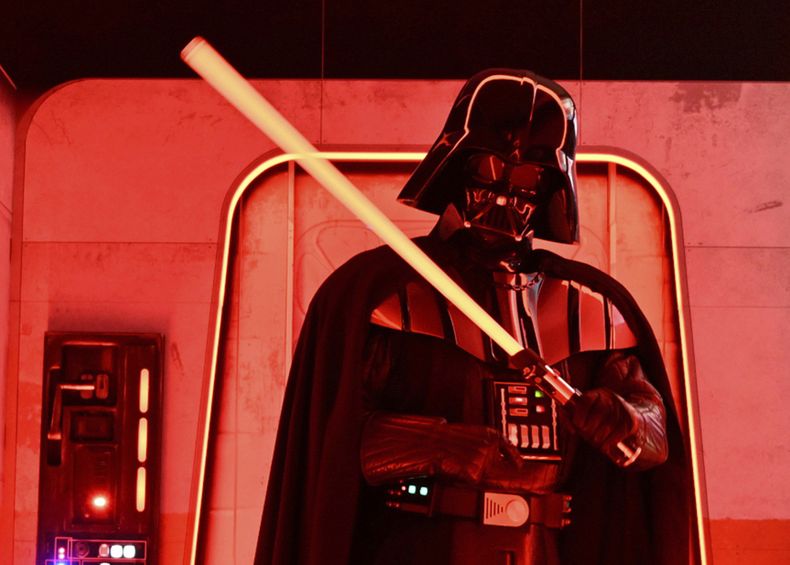 ARCHIVO - Un personaje disfrazado de Darth Vader posa en la experiencia interactiva de la Marcha Imperial de Star Wars de Hasbro y Amazon en el Empire State Building, el jueves 21 de marzo de 2024, en Nueva York. (Foto de Evan Agostini/Invision/AP, archivo)