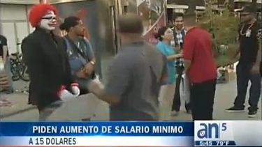 americateve | Trabajadores de restaurantes de comida rápida protestan en más de 100 ciudades del país para exigir aumento de salario y la posibilidad de organizarse en forma de sindicatos.