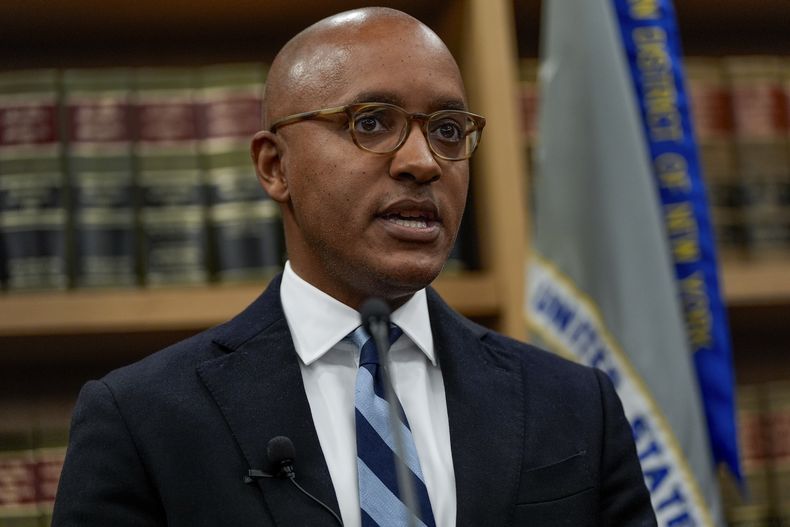 El fiscal Damian Williams, habla en una conferencia de prensa detallando una acusación contra el alcalde de la ciudad de Nueva York, Eric Adams, el jueves 26 de septiembre de 2024, en Nueva York. (Foto AP/Julia Demaree Nikhinson)