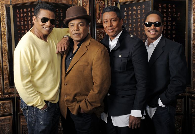 ARCHIVO - De izquierda a derecha, los hermanos Jackie Jackson, Tito Jackson, Jermaine Jackson y Marlon Jackson posan juntos para un retrato en Beverly Hills, California, el 9 de diciembre de 2009. (Foto AP/Chris Pizzello, archivo)