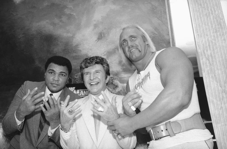 ARCHIVO - Muhammad Ali, de izqueirda a derecha, Liberace y Hulk Hogan se reunieron en el Madison Square Garden preparándose para su próximo evento de lucha libre, el 29 de marzo de 1985 en Nueva York. Ali fue el árbitro invitado y Liberace el cronometrador cuando Hulk Hogan y Mr. T, conocidos por el Equipo A, se enfrentaron a Rowdy Roddy Piper y Paul (Mr. Wonderful) Orndorff. (Foto AP/Marty Lederhandler, archivo)