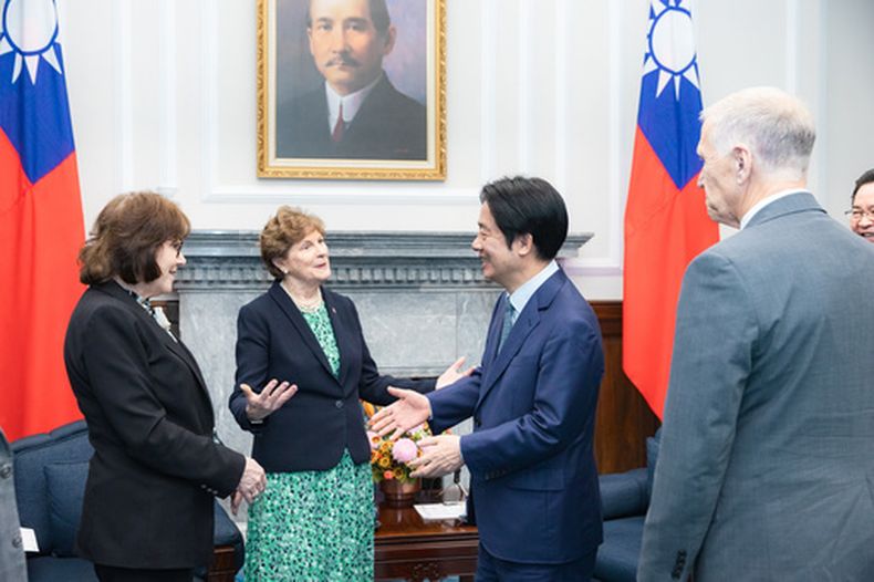 En esta foto, publicada por la Oficina Presidencial de Taiwán, el presidente de Taiwán, William Lai Ching-te, saluda a legisladores estadounidenses de visita, entre ellos la senadora Jeanne Shaheen, segunda a la izquierda, y Jacky Rosen, a la izquierda, en Taipéi, Taiwán, lunes 30 de marzo de 2026. (Oficina Presidencial de Taiwán vía AP)