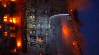 Bomberos trabajan para extinguir un incendio que se desató en Wang Fuk Court, una propiedad residencial en el distrito de Tai Po, en los Nuevos Territorios de Hong Kong, el miércoles 26 de noviembre de 2025. (AP Foto/Chan Long Hei)