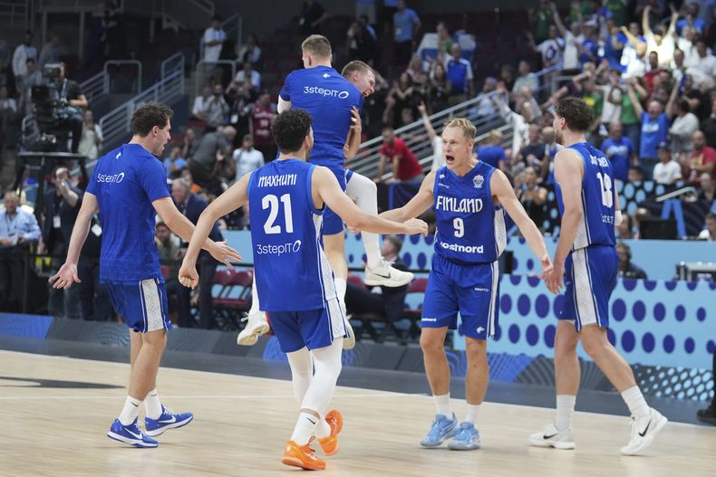 Los jugadores de la selección de Finlandia celebran la victoria en el EuroBasket sobre Serbia, el sábado 6 de septiembre de 2025 (AP Foto/Sergei Grits)