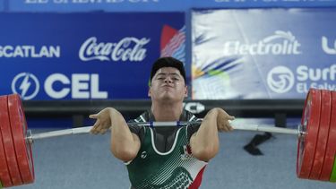 Jonathan Ramos, de México, compite en el levantamiento de pesas, división de los 96 kilogramos, en los Juegos Centroamericanos y del Caribe de San Salvador, el lunes 26 de junio de 2023 (AP Foto/Arnulfo Franco)
