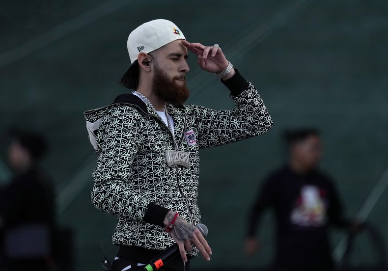 Jesus Diego Jay Dee, izquierda, cantante de la banda estadounidense Herencia de Patrones, durante su concierto en el segundo día del festival Arre en la Ciudad de México el 10 de septiembre de 2023. (Foto AP/Fernando Llano)
