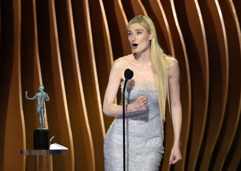 Elizabeth Debicki recibe el premio a mejor actriz en una serie de derama por The Crown en la 30a entrega anual de los Premios SAG del Sindicato de Actores de la Pantalla el sábado 24 de febrero de 2024 en el Shrine Auditorium en Los Ángeles. (Foto AP/Chris Pizzello)