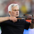 El técnico de la Roma José Mourinho se saca la medalla al segundo puesto al término de la final de la Liga Europa contra el Sevilla, el miércoles 31 de mayo de 2023, en Budapest. (AP Foto/Petr David Josek)