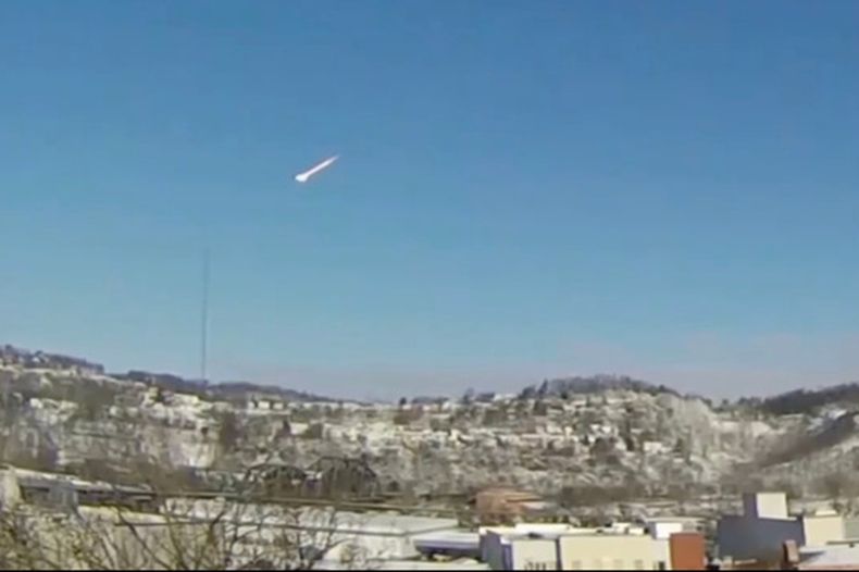 Esta imagen tomada de un video muestra un supuesto meteorito que atraviesa el cielo, el martes 17 de marzo de 2026, en la zona metropolitana de Pittsburgh, Pensilvania. (Jared Rackley vía AP)