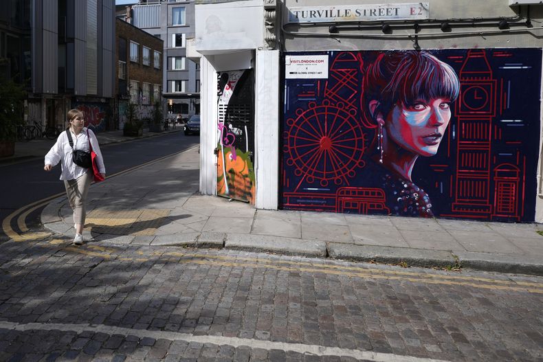 Una persona pasa junto a un nuevo retrato mural de Taylor Swift diseñado por Kate Clayton que se presentó en Shoreditch, en el este de Londres, el martes 13 de agosto de 2024. (Foto AP/Alastair Grant)