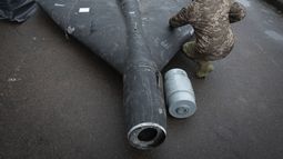 Un soldado ucraniano examina un dron Shahed derribado con carga termobárica lanzado por Rusia, en un laboratorio de investigación en una ubicación no revelada de Ucrania, el jueves 14 de noviembre de 2024. (AP Foto/Efrem Lukatsky)