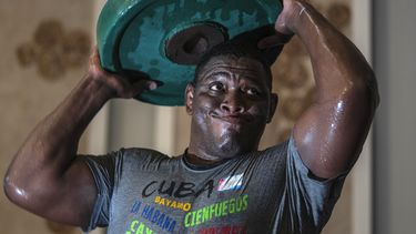 El luchador cubano Mijaín López alza pesas durante un entrenamiento en Varadero, Cuba, el miércoles 3 de abril de 2024. (AP Foto/Ramón Espinosa)